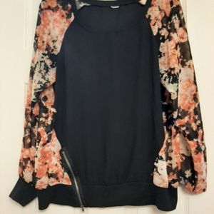 No brand used light flower black top with flowers m/l
